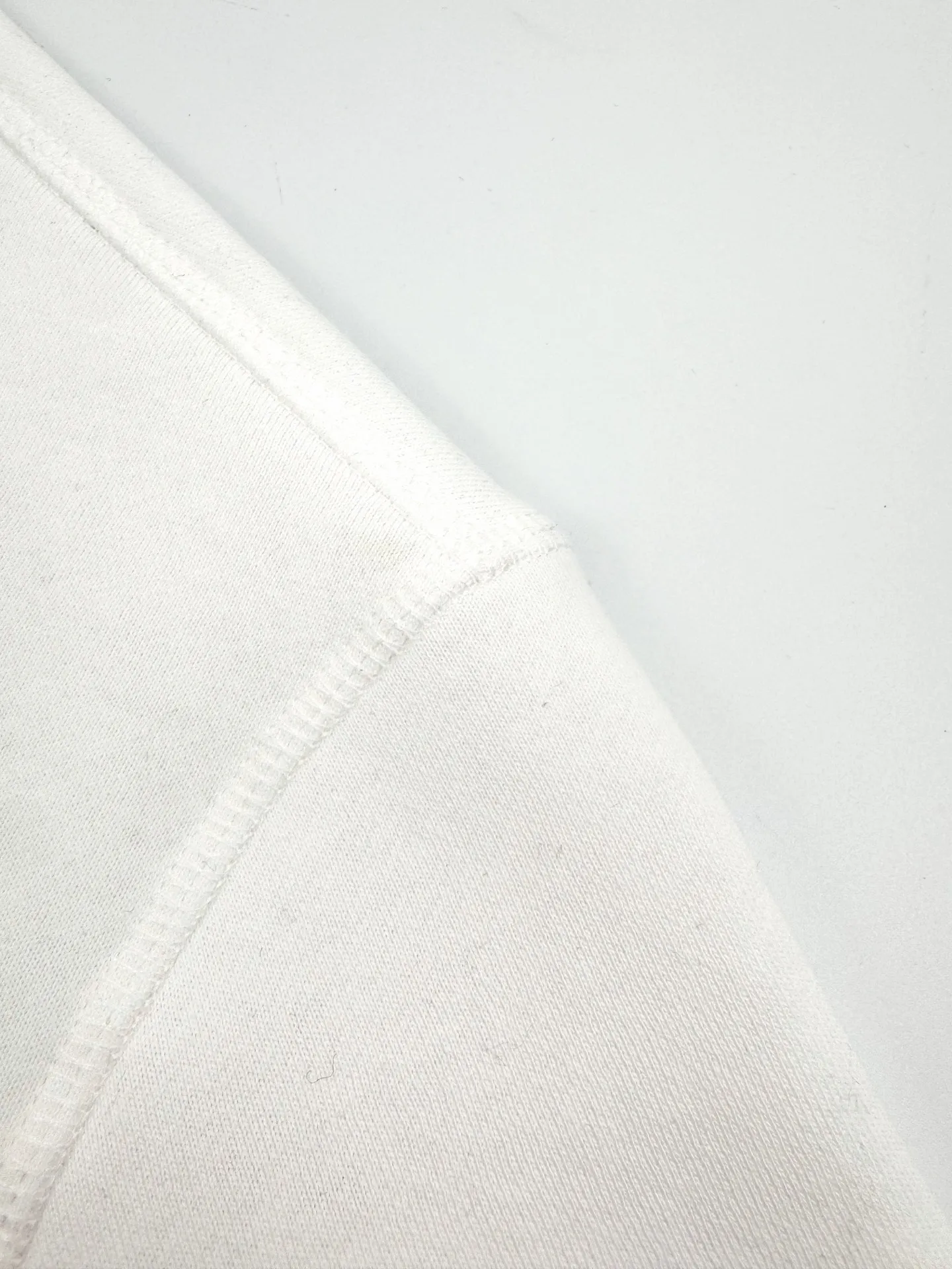 P280 Ralph Lauren logo embroidered sweatshirt. Customized cloud-like honey cotton fleece sweatshirt material. It feels delicate and comfortable against the skin. It is dressed in pure white and exudes innate elegance. The exquisite indigo pony logo is embellished with it. It is highly recognizable. It brings an atmosphere of freedom and vitality. Pure and agile color symphony. It outlines a high-end silhouette with extreme simplicity. It becomes the smart focus of the vision and shows taste in silence. Craftsmanship 1: Adopting imported machine embroidery technology and using advanced computer control systems and precision mechanical components to achieve the iconic pony embroidery operation with high precision and smooth and delicate lines. Process 2: Using the Hasuo process and sewing with a specific machine. The Hasuo fastness is high and adds visual effects. It is time-consuming and labor-intensive. Process 3: The fabrics are washed and have a better hand feel. Not easy to deform, not easy to shrink, not easy to fade, and maintain long-term beauty. Accessories: Customized 1:1 Ralph Lauren trademark Fit: Fitted Size: S M L XL Style No.: 25296